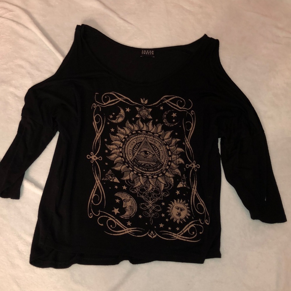 Small black cold shoulder w/ pyramid eye graphic